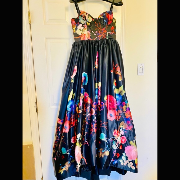 Alice + Olivia Gown - Picture 3 of 5